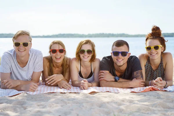 Vänner njuter av en dag på stranden — Stockfoto