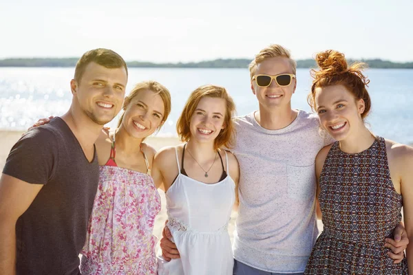 Junge Universitätsstudenten am Strand — Stockfoto