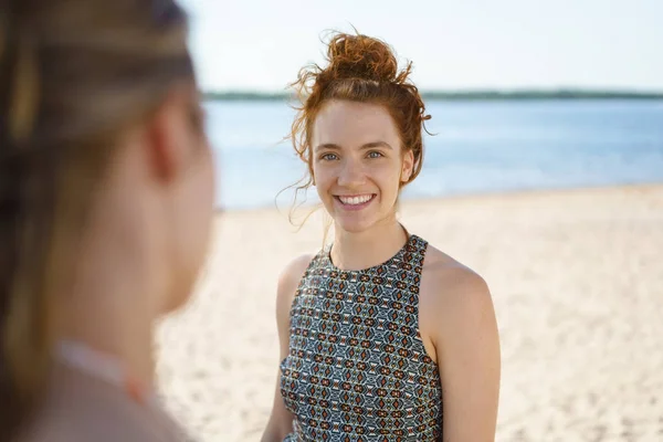 Wanita Muda Mengobrol Dengan Teman Pantai — Stok Foto
