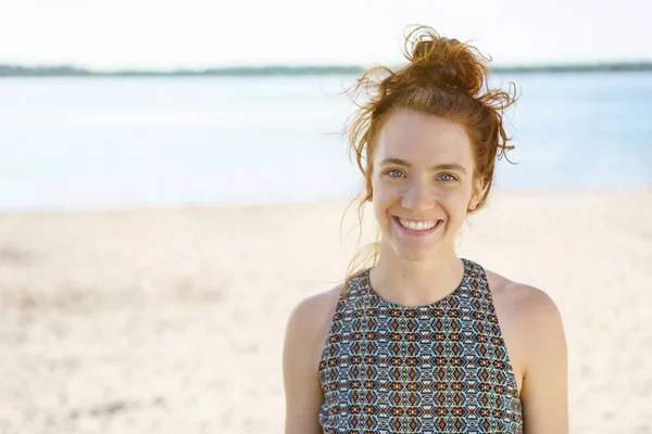 Jonge Vrouw Met Mooie Warme Glimlach Strand — Stockfoto