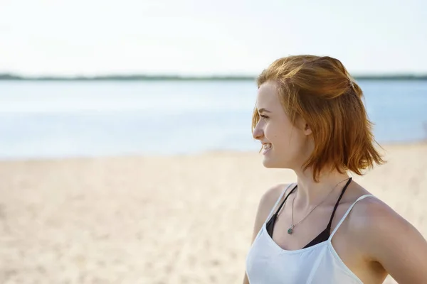 Lachende Roodharige Jonge Vrouw Strand — Stockfoto