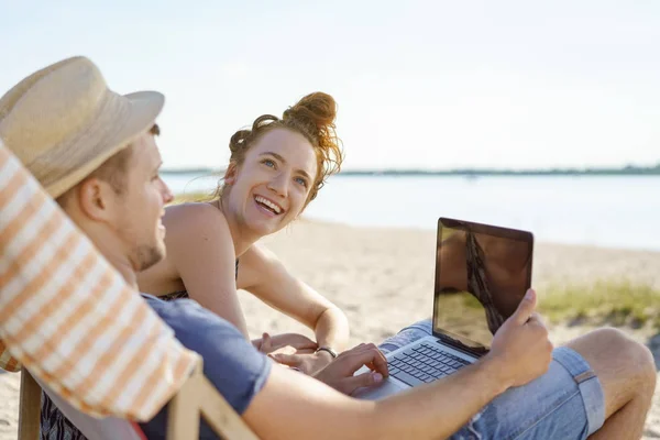 Ungt Par Njuter Sommardag Stranden Med Laptop — Stockfoto