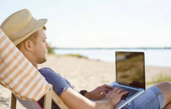 Jonge Man Met Behulp Van Laptop Strand — Stockfoto