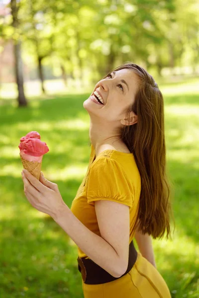 Mujer feliz con helado en el parque — Foto de Stock