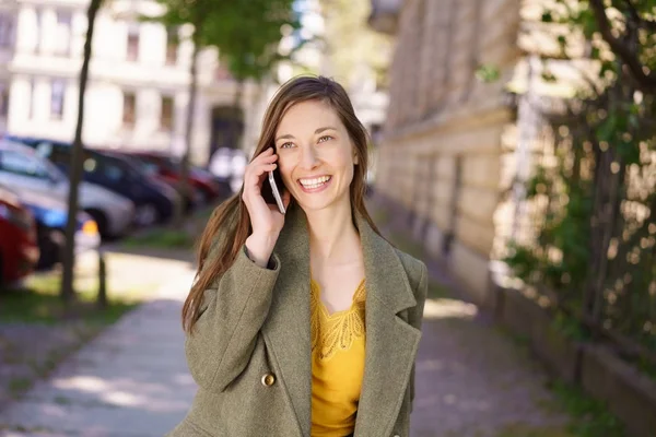 Aantrekkelijke jonge vrouw lopen door de stad — Stockfoto