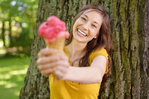 Smiling young woman with ice cream outdoors — Stock Photo, Image