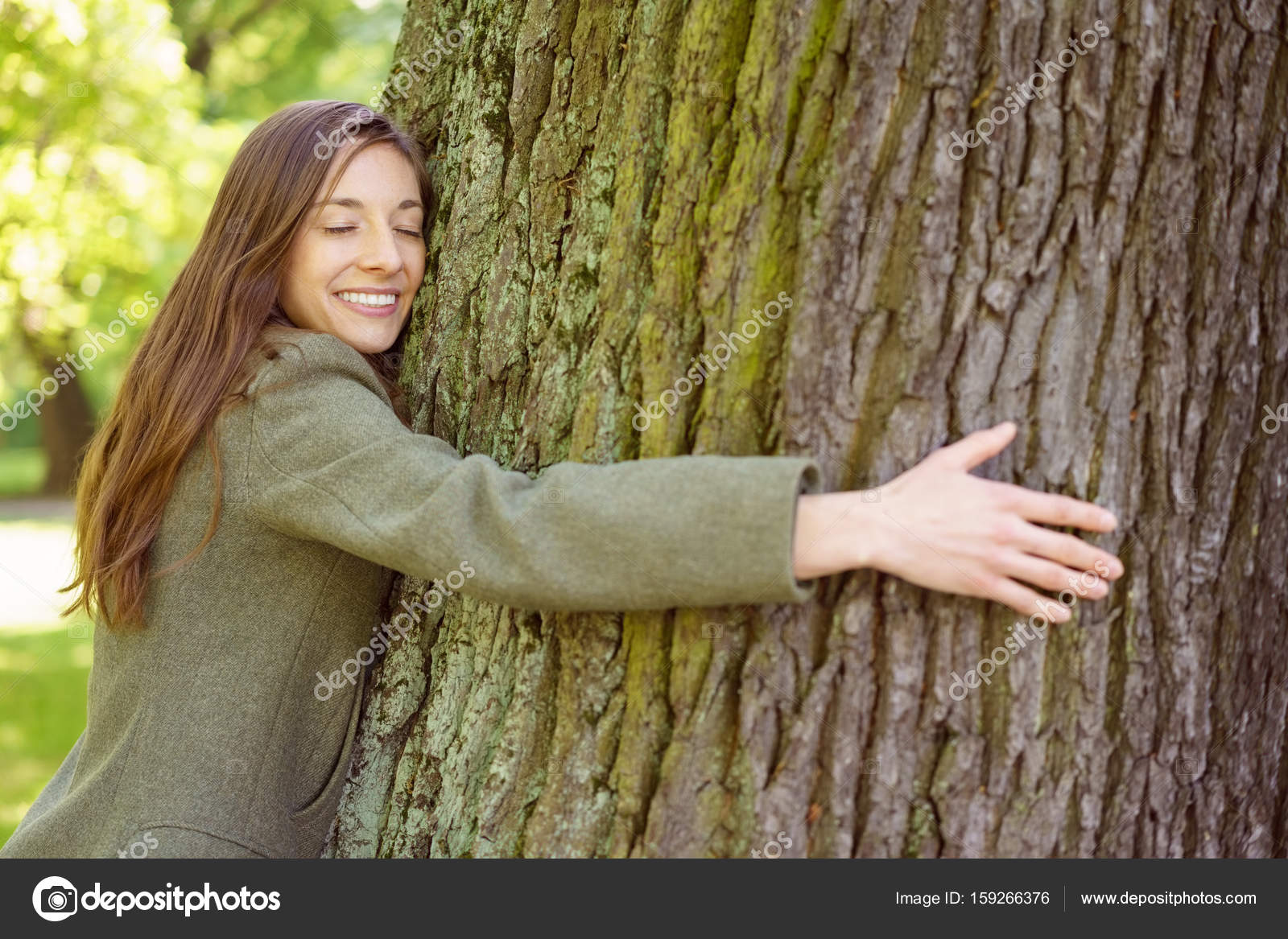 Mujer De La Aptitud Que Se Sienta Cerca De Un árbol En El 