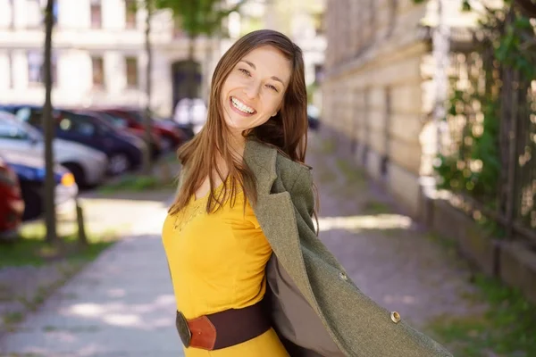 Модна молода жінка позує на вулиці — стокове фото