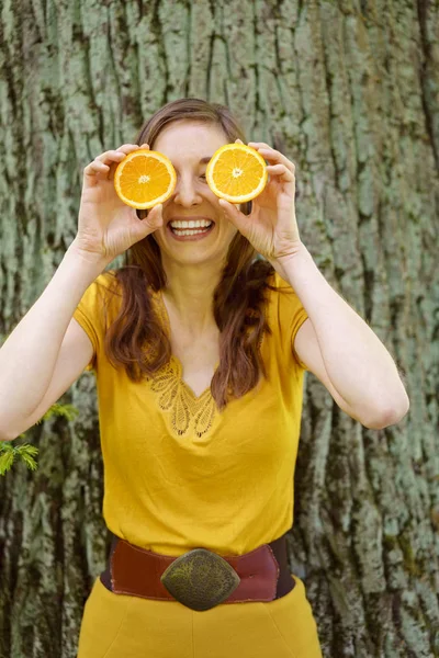 Mujer joven riendo con ojos anaranjados — Foto de Stock