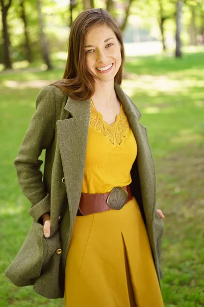 Mujer joven con estilo en un parque de primavera — Foto de Stock