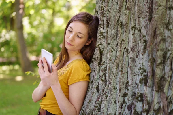 Jeune femme sérieuse lisant un message texte — Photo