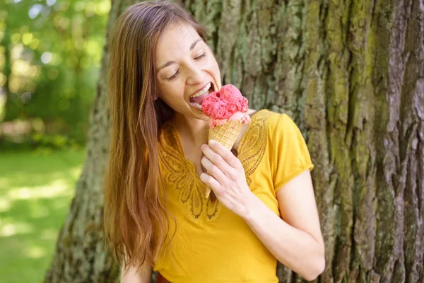 Junge Frau leckt Eis auf dem Land — Stockfoto