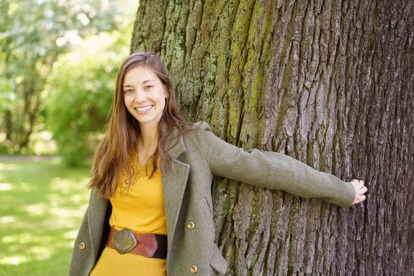 Улыбающаяся женщина, обнявшая дерево — стоковое фото