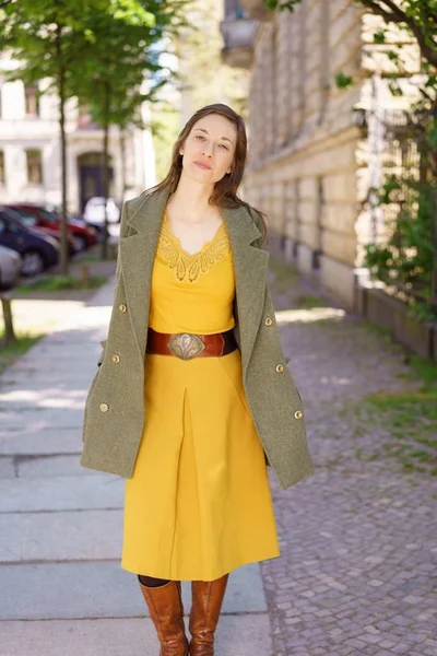 Elegante mujer joven serio reflexivo — Foto de Stock