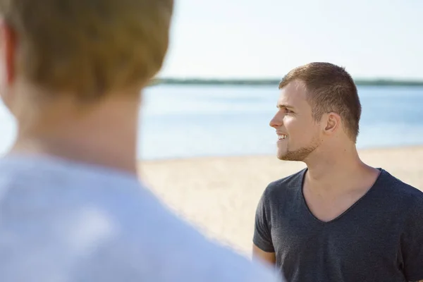 Jonge Man Het Strand Kijken Naar Verre — Stockfoto