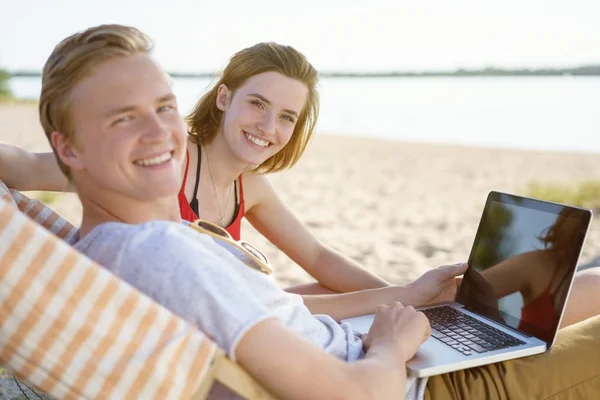 Jeune Homme Avec Ordinateur Portable Sur Les Genoux Détente Avec — Photo