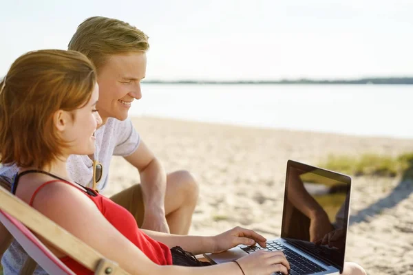 Jeune Couple Naviguant Sur Web Plage — Photo