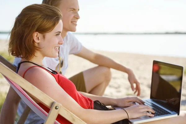 Wanita Muda Mengetik Laptop Dengan Teman Pantai — Stok Foto