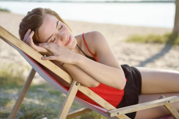 Mujer Joven Relajándose Playa Cerca Del Agua — Foto de Stock