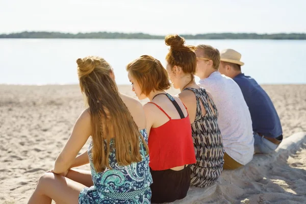 Genç Öğrenciler Şube Deniz Kenarında Üzerinde Rahatlatıcı — Stok fotoğraf