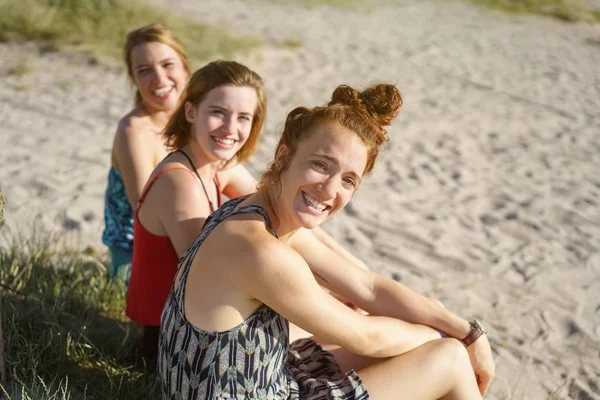 Τρεις Νεαρές Κυρίες Χαλάρωσης Στην Παραλία Στην Ηλιόλουστη Μέρα — Φωτογραφία Αρχείου