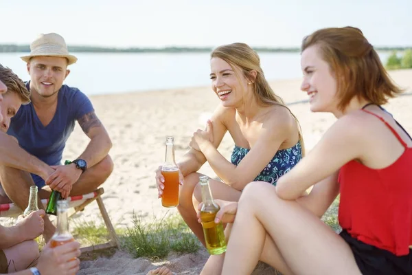 Gruppe Junger Freunde Lacht Und Entspannt Sich Bei Getränken — Stockfoto