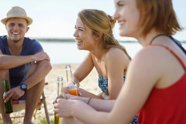 Gruppe Junger Freunde Lacht Und Entspannt Sich Bei Getränken — Stockfoto