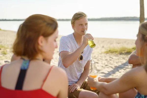 Gruppe Junger Freunde Lacht Und Entspannt Sich Bei Getränken — Stockfoto