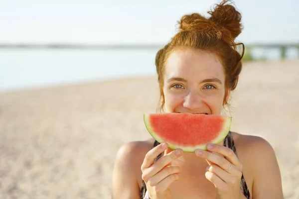 Spaß Junge Frau Mit Wassermelone Lächeln — Stockfoto