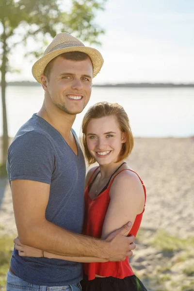 Pasangan Muda Tercinta Berpelukan Pantai — Stok Foto