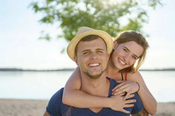 Pasangan Muda Yang Bahagia Menikmati Hari Pantai — Stok Foto