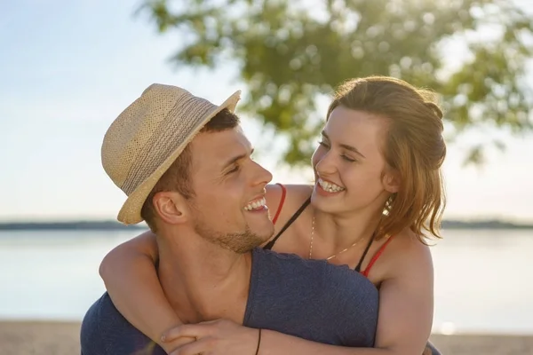 Pasangan Muda Memiliki Waktu Yang Baik Pantai — Stok Foto