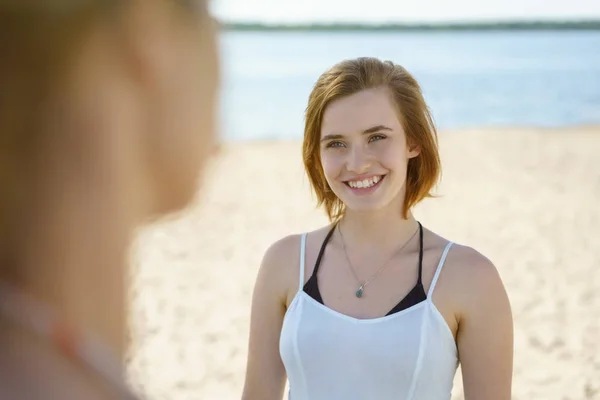 Genç Kadın Plajda Arkadaşıyla Sohbet — Stok fotoğraf