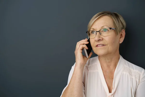 Senior kvinna talar på mobiltelefon — Stockfoto