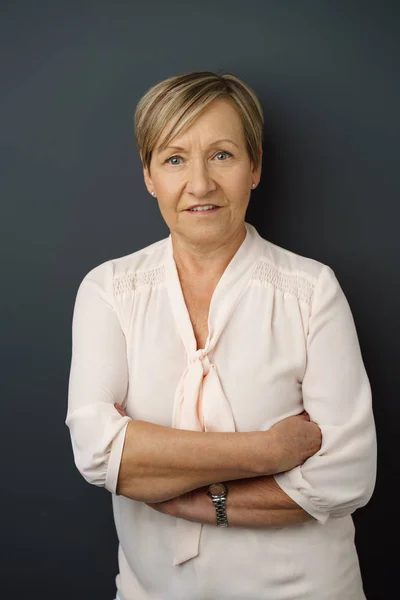 Mujer mayor con los brazos cruzados — Foto de Stock