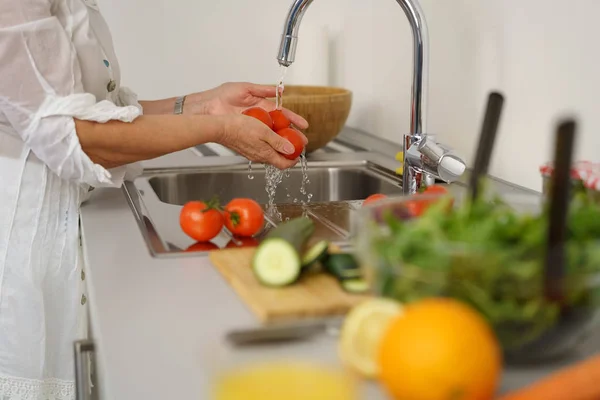 Kobieta mycia pomidory Sałatka — Zdjęcie stockowe