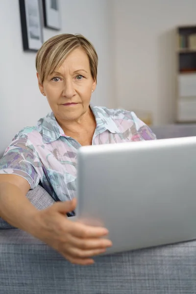 Ritratto di donna anziana con computer portatile — Foto Stock