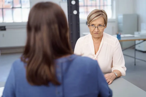 Två kvinnliga företagare att ha en chatt — Stockfoto