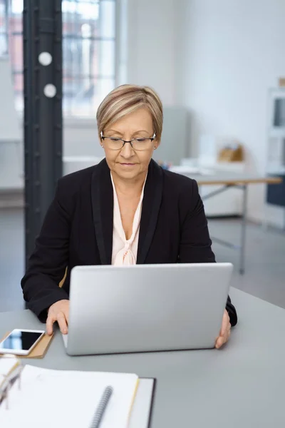 Senior businesswoman working at her laptop — Stock Photo, Image