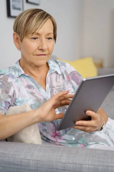 拥有数码平板电脑的老年妇女 — 图库照片