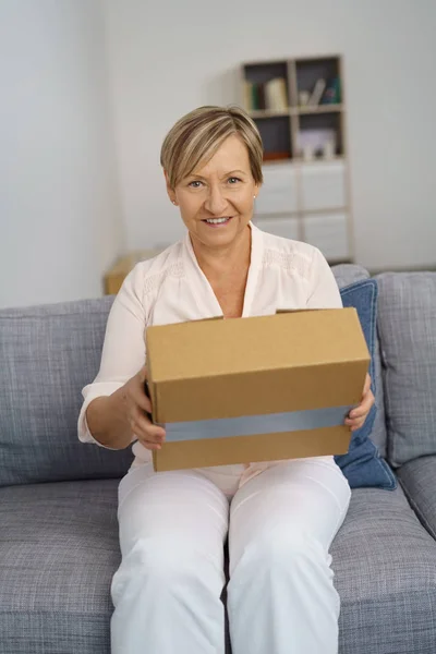 Senior vrouw met kartonnen doos — Stockfoto