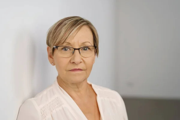 Femme âgée sérieuse regardant la caméra — Photo