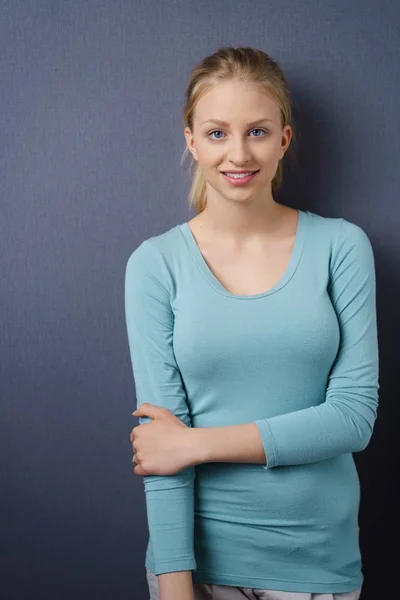 Jovem mulher natural com um sorriso tranquilo — Fotografia de Stock