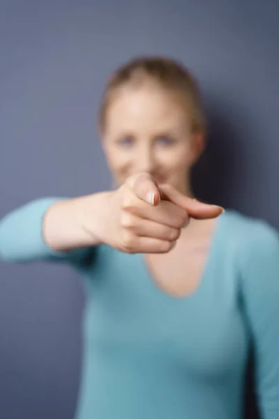 Busig ung kvinna som pekar på kameran — Stockfoto