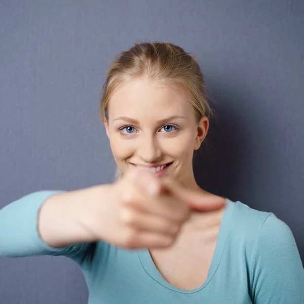 Heureuse femme ludique pointant vers la caméra — Photo