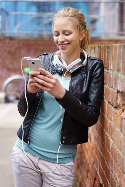 Trendige junge Frau hört Musik — Stockfoto