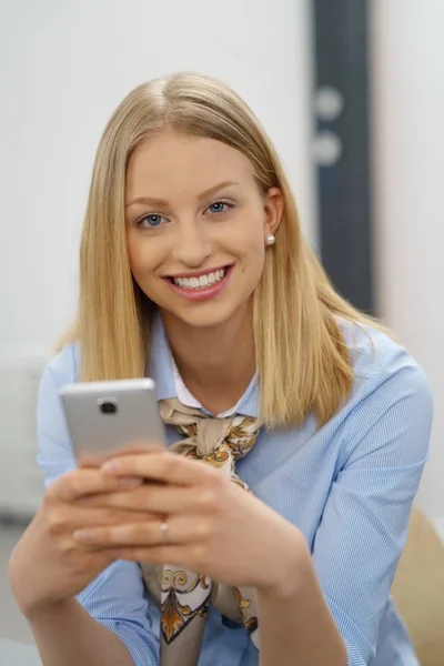 携帯電話を保持している若い女性の肖像画 — ストック写真