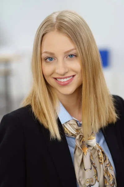 Blonda leende kvinna med halsduk — Stockfoto