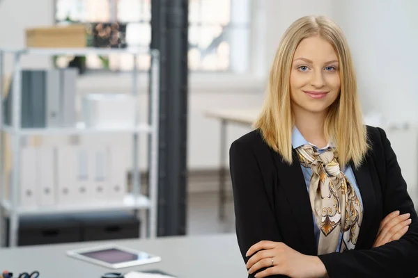 Lächelnd selbstbewusste junge Managerin — Stockfoto