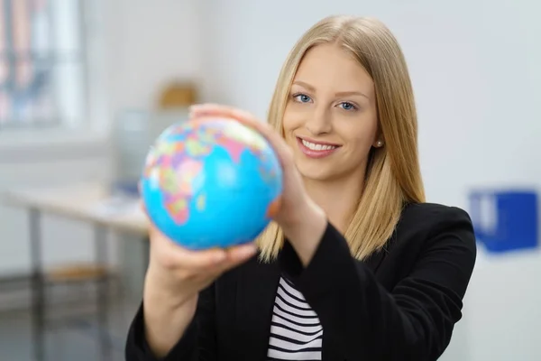 Lächelnde blonde Frau mit Globus — Stockfoto
